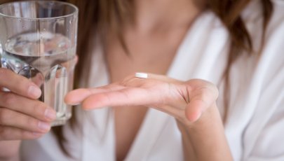 Pessoa toma comprimido de paracetamol