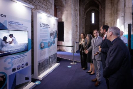 Pessoas a olhar para a exposição dos 80 anos da CUF em Santarém