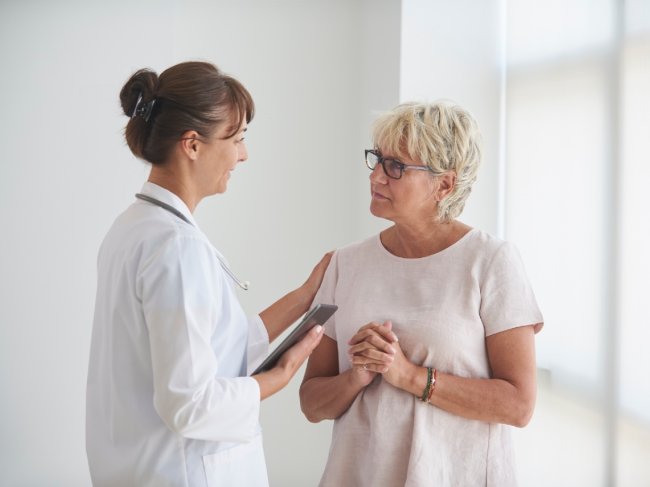 Médica e paciente conversam sobre imunoterapia