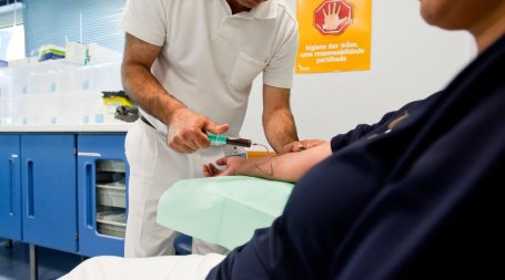 enfermeiro a tirar sangue a doente de cancro