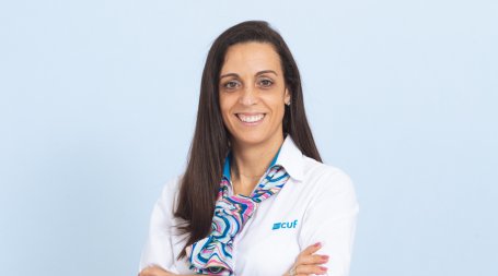 jovem mulher administrativa gestora oncologica