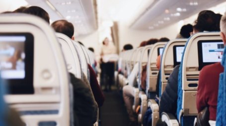 Passageiros a viajar de avião