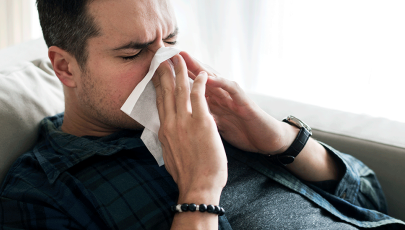 Homem com alergia ao pólen