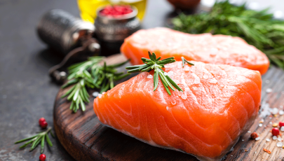 Salmão, um dos alimentos que ajuda a manter o colesterol sob controlo