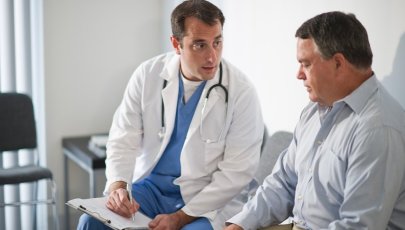 Médico fala com homem sobre cancro do reto